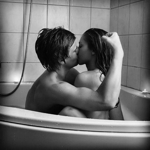 liberamente2001:  intimate kiss 