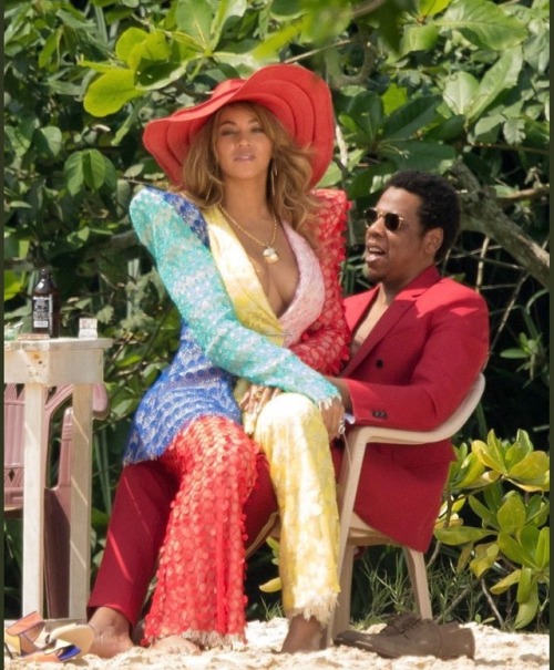 girlsluvbeyonce:Beyoncé &amp; JAY-Z on the set of a new video in Jamaica (Mar. 22) WE DON