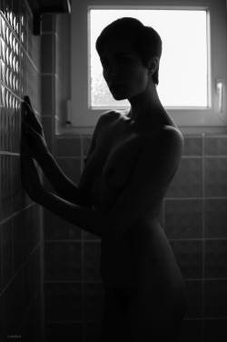 myportraits: an older nude picture of the fantastic Roarie Yum from 2014 before I upload the new ones  by mika-ef    