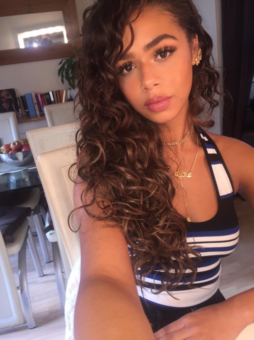 aaliyahroyle:  When the lighting is good all around the Royle House Hold.