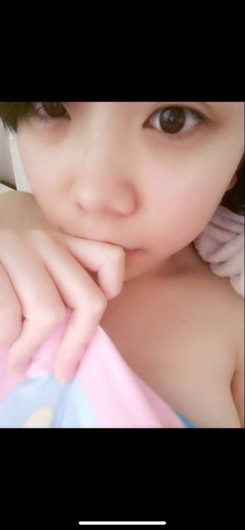 xingyinhuanzhe1: 汤友投稿他女友和炮友，希望给别人看。上人射屏。射完返图给我。