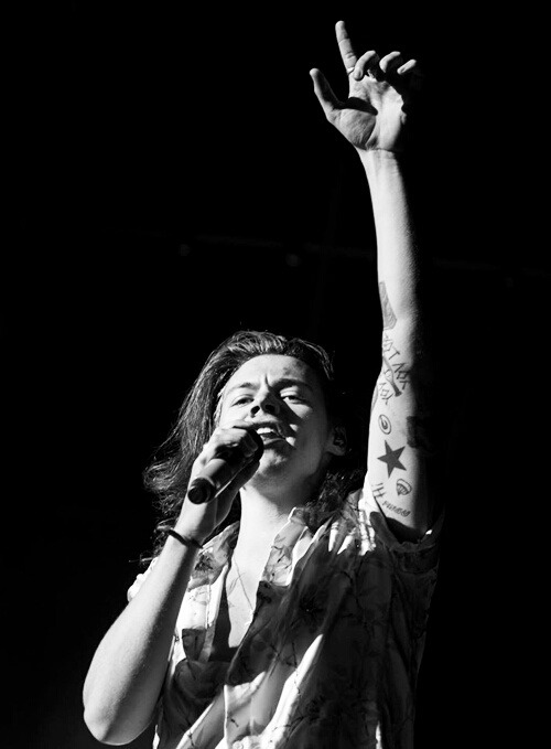 Harry yesterday on their concert in Cardiff ( 5/6 - 15 )