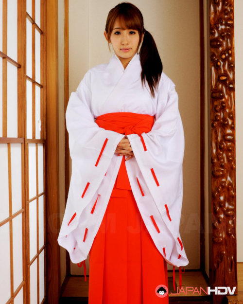 Yui Misaki poses so sexy in a kimono for Japanhdv!