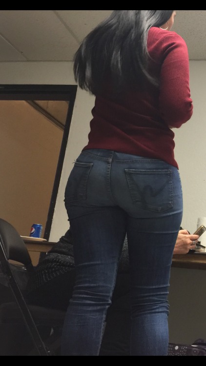 midwestcreepin: creepshots: Love a nice office cake. Thanks for creeping and submitting CreepShot