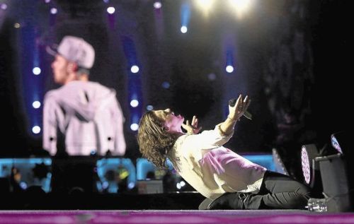 onedhqcentral-blog: Harry Styles of One Direction wows the crowds at the FNB Stadium in Johannesburg