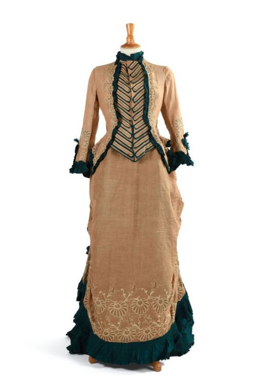 Walking dress, 1870′sFrom Enchères Sadde via Interencheres