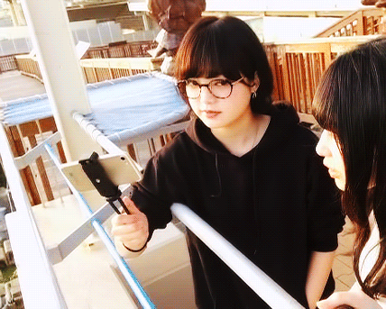 kawausotechico-caro:2018. 08.14 自撮りTV 平手友梨奈 柿崎芽実 GIF