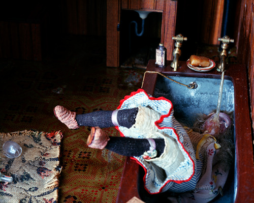 truecrimecarnage:  Close ups from self-taught criminologist Frances Glessner Lee’s crime scene dioramas, ‘Nutshell Studies of Unexplained Death’.  Created throughout the 1940s and 50s, these miniature models came complete with working lights, doors