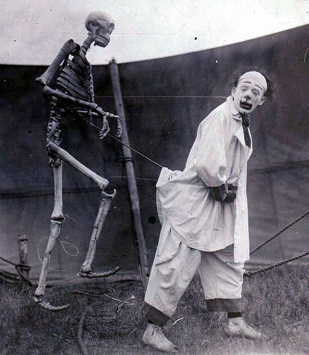 dandycapp:  IL CIRCO MACABRO (10 foto)  Dieci foto risalenti ai primi decenni del novecento, un circo senza animali ma con uomini fuori dal comune. A qualcuno potrebbe ricordare il celebre film “FREAKS” di Tod Browning.