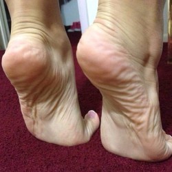 ifeetfetish:  @cubangoddessoles  #feet #soles