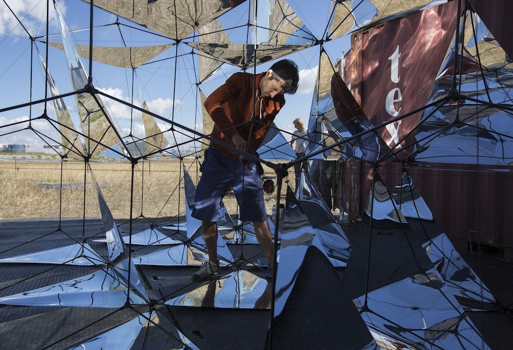 staceythinx:  Solar Bell is a kite by architect Tomás Saraceno inspired by a century-old