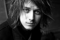 bryanstars:  Ben Bruce says Asking Alexandria will find a new vocalist and write a new record in 2015  Read a full statement from the band here