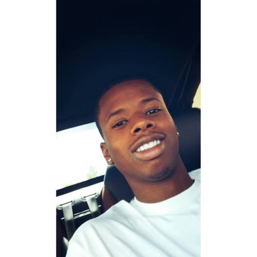 caribbeanking2255:  He fine asf 💦💦💦 Cooks 