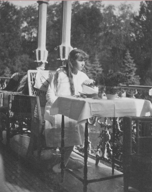 padawanbrittany:“A rather bored Anastasia wrote to Nicholas. She could not understand why the Tsarin