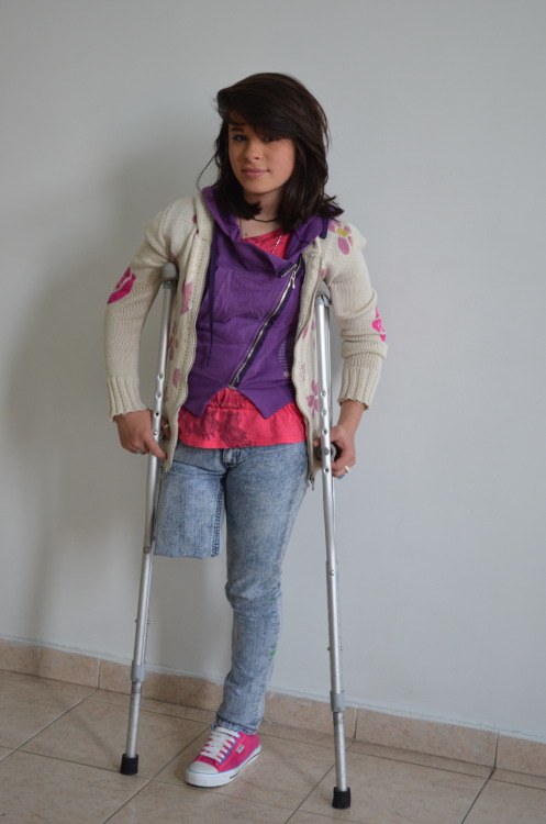interdevo:  Amputee young girl on crutches