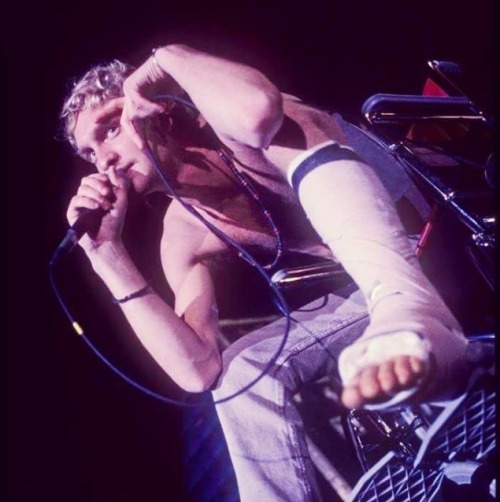 sweetness-doesnt-touch-my-face:Layne performing live on stage with his broken leg during the No More