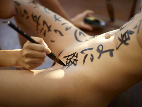 barefootkitten: Writing on skin is cuuute!!