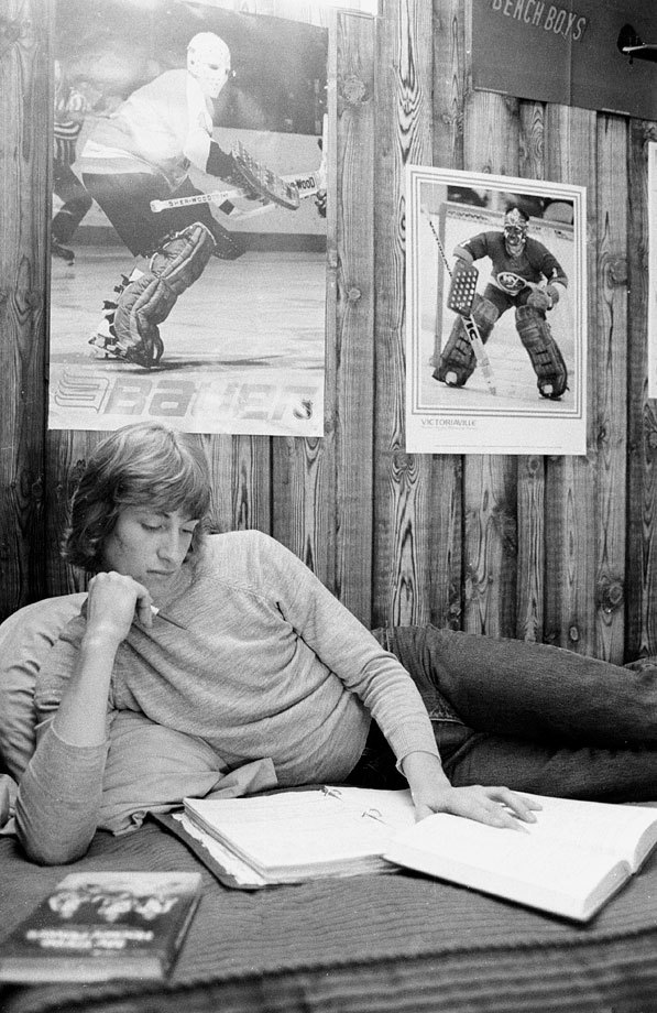 siphotos:  17-year-old Wayne Gretzky tries to keep up with his schoolwork in Sault