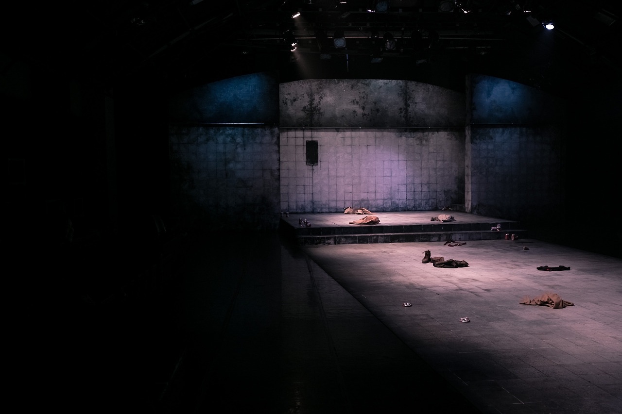 Set Design《他對他說》
All He Said to Him
[[MORE]]劇作家：Chay Yew
劇本翻譯：陳巧蓉
翻譯本整理：呂筱翊
劇本改編：張剛華
戲劇顧問：巫鴻瑜
導演：張剛華
表演畢製：蔡侑霖 （主修老師 吳世偉）
表演畢製：蘇耀庭 （主修老師 朱宏章）
演員：楊宇政、蔡超聖
舞台設計畢製：吳子敬（主修老師 王世信）
舞台技術設計畢製：蔡傳仁（主修老師 楊金源）
服裝設計畢製：劉襄頡（主修老師 陳佳敏）
燈光設計畢製：吳峽寧（主修老師...