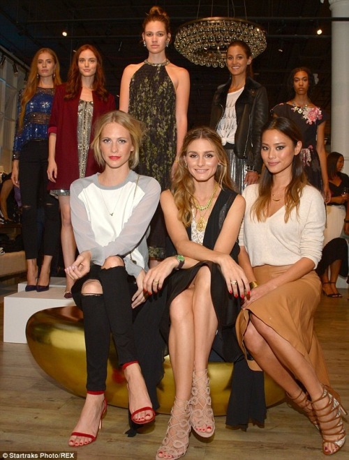 naimabarcelona:Olivia sat in between Poppy Delevingne (L), Jamie Chung ® while models posed behi