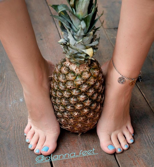 alanna-feet:@alanna_feet ; 1000 people asked me to paint my toenails blue 💙 All
