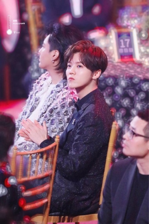 flirtexo:Yifan leaning in to speak to Luhan and Luhan moving to sit next to Yifan  (181201) (cr. 秒拍 