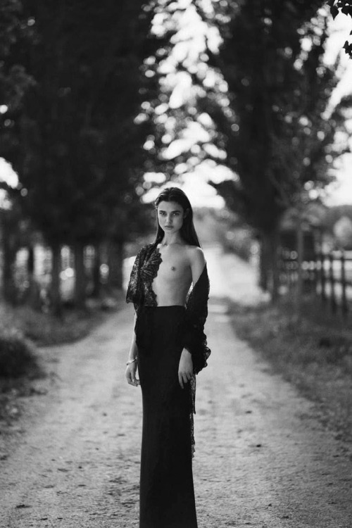 senyahearts:  Blanca Padilla by Thomas Whiteside for Harper’s Bazaar Spain, July 2015