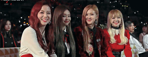 qaerin:  BLACKPINK watching BTS’s performance of ‘FIRE’  