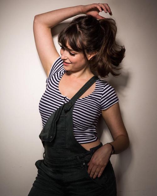 baddestbitchesglobal:Milana Vayntrub