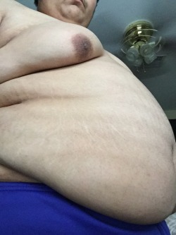 lovechubbymen:  fatbellyboy3:  New pics before