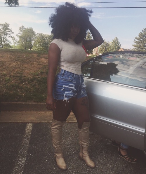 insecure-beautyy:  insecure-beautyy:  Soooo, my bday was Tuesday and I forgot to post pics 😩😩❤️🌹  My hair was lit