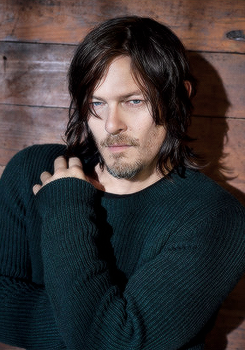 bellakita-del-boom:  bethkinneysings:  Norman Reedus photographed by Mark Seliger for DETAILS Magazine 2015  Ay Dios mío 😍