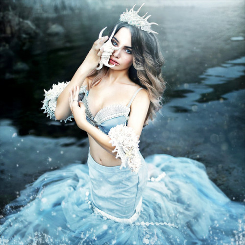 toyoll: inkxlenses: Mermaid glides between light and dark waters | © Anya Mirkulova @captainmoo