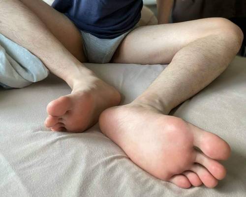 XXX whitemalefeet:Long, meaty toes ;) photo