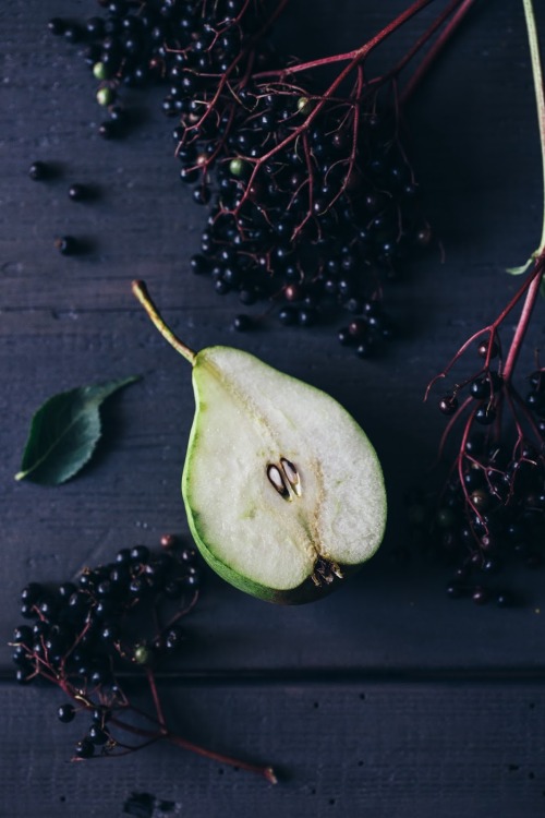 sweetoothgirl:  POACHED PEARS IN ELDERBERRY JUICE WITH HOMEMADE VANILLA SAUCE  