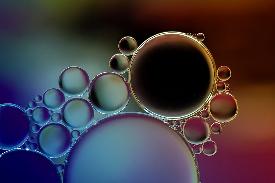 staceythinx:  Oil drops captured by macro photographer Vendula Adriana Kaprálová