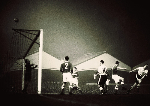 oldtrafford: Football under the floodlights, 1950s.