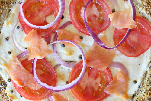 New York Everything Bagel Pizza with Cream Cheese Sauce http://www.1finecookie.com/2014/01/new-york-