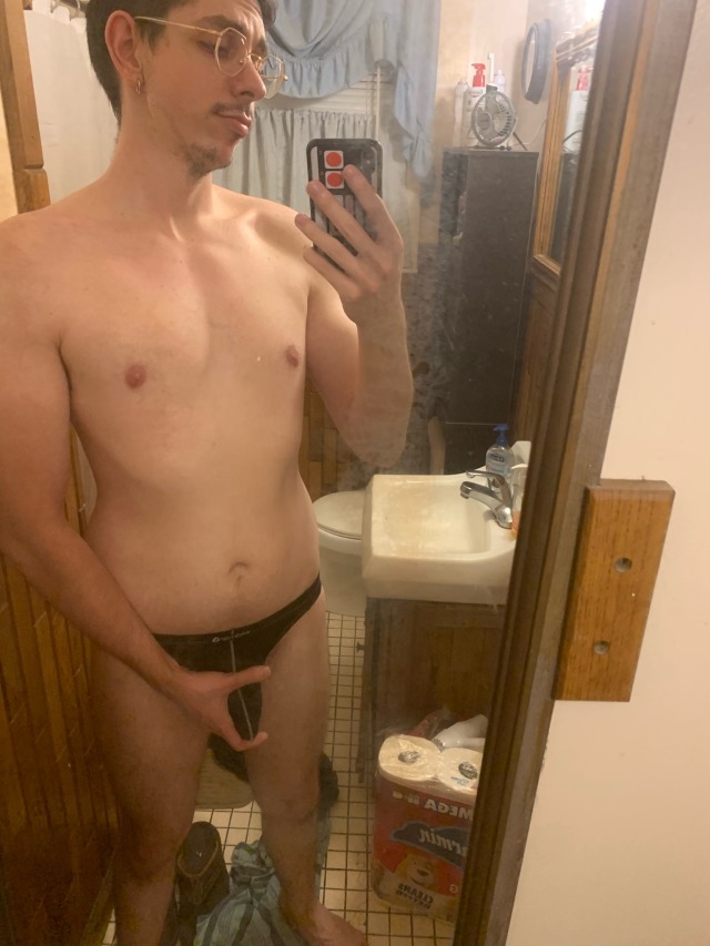 antacidsnakethe2nd:Yes the mirrors dirty and the lighting kinda sucks but I’m hopping in the shower and I’m taking a pic before I forget What a babe