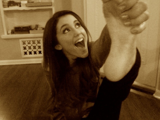strikingtheoddfantasies:  I love your feet Ariana Grande…