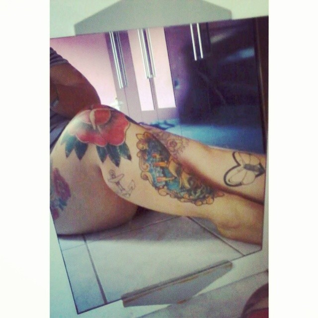 Ta ficando colorida #boatarde #tattoedlegs #girlswithtattoos #shintattoo #kneetattoo