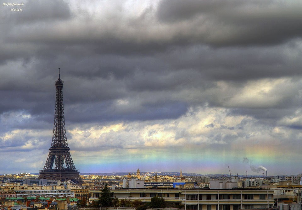 gravitationalbeauty:  A Horizon Rainbow in Paris  