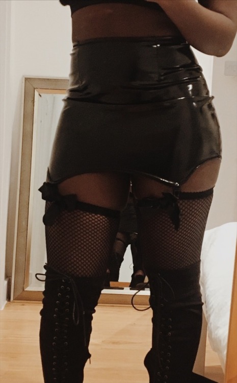 truthinthebooty: That girl they warned you about…  #Torture Garden 