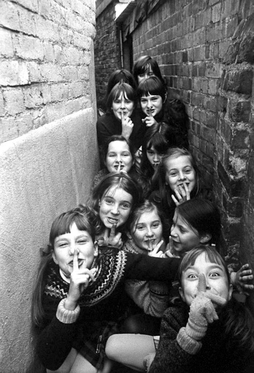Luzfosca:  Terry Spencer. British Children Outdoor Games In London Suburbs. 1970