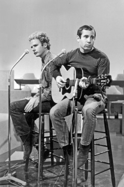 colecciones: American folk rock duo Simon and Garfunkel performing on a studio sound stage during a rehearsal, 1965.