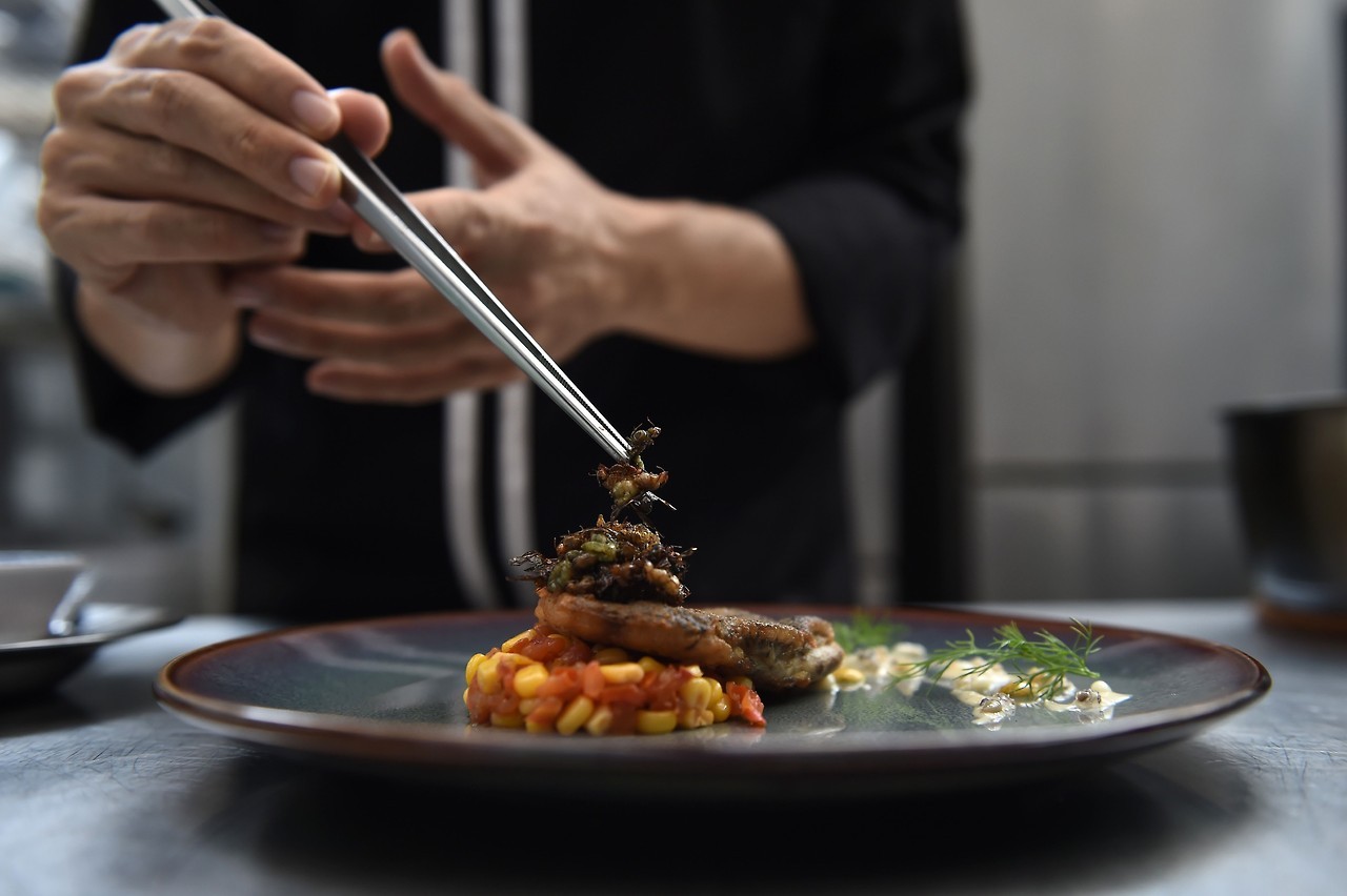 BICHOS GOURMET. Cocina con insectos en el restaurante Insects in the Backyard, que ofrece un menú completo a base de ellos. En Tailandia los insectos eran considerados un “plato de pobre” que se comía en el campo pero poco a poco se están abriendo...