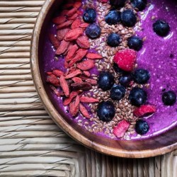 beautifulpicturesofhealthyfood:  Delicious Super-Food Breakfasts…RECIPES Chia Oat Pitaya Super Bowl Raw Chocolate Bircher Muesli Pumpkin Papaya Superfood Bowl 