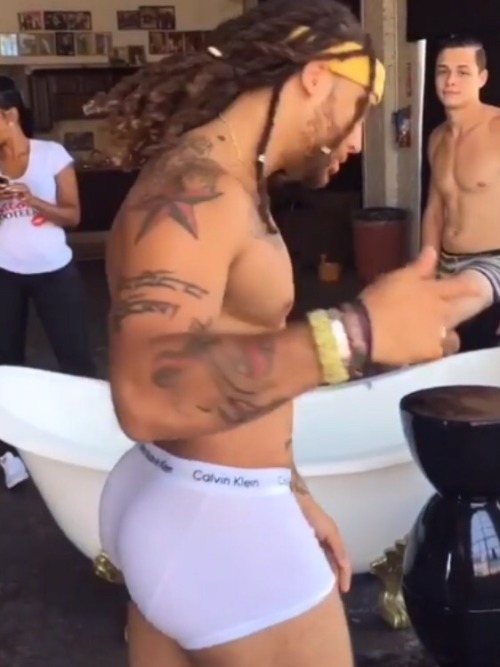 theslayprint:  freshesthe:  Sit on my face 😋   I can’t breathe…