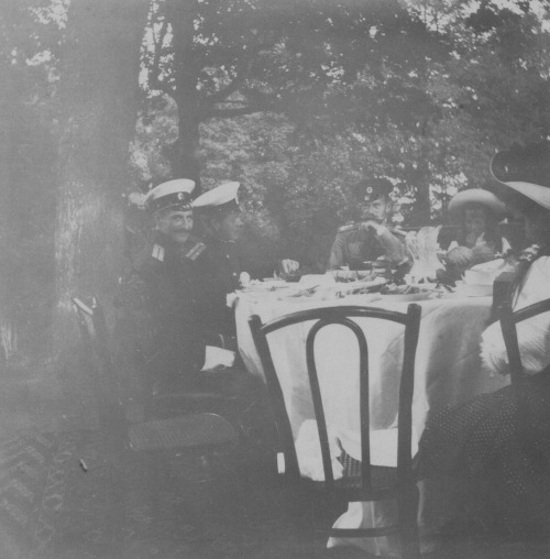 27th July 1910 : Afternoon at the Sobstvennaya dacha in Peterhof Photo 1-2 : The Grand Duchesses wit