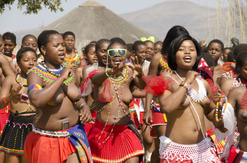 jaamacbaadiye:Topless Virgin Swazi women dance to celebrate Reed Dance